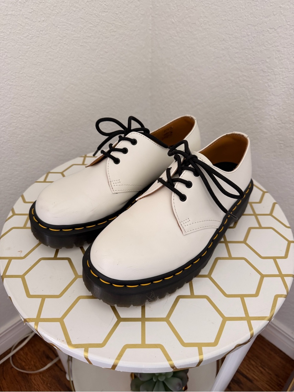 Dr. Marten White Leather Platforms  ~ Women’s 8 / Men’s 7 / EUR 39